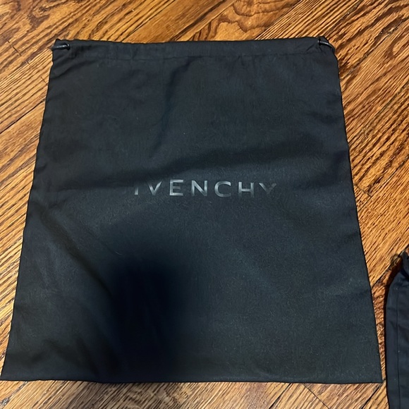 Givenchy - Picture 4 of 4